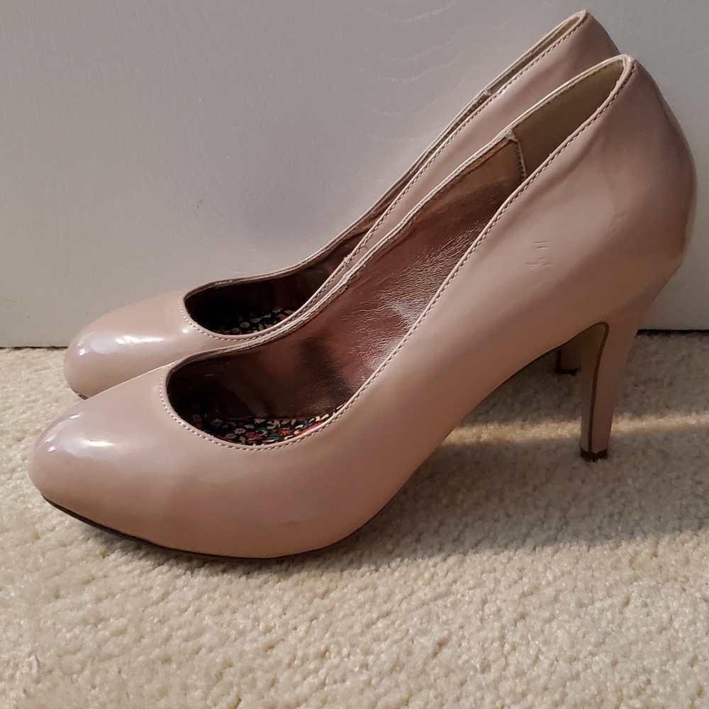 Nude patent leather pumps- NEVER worn!